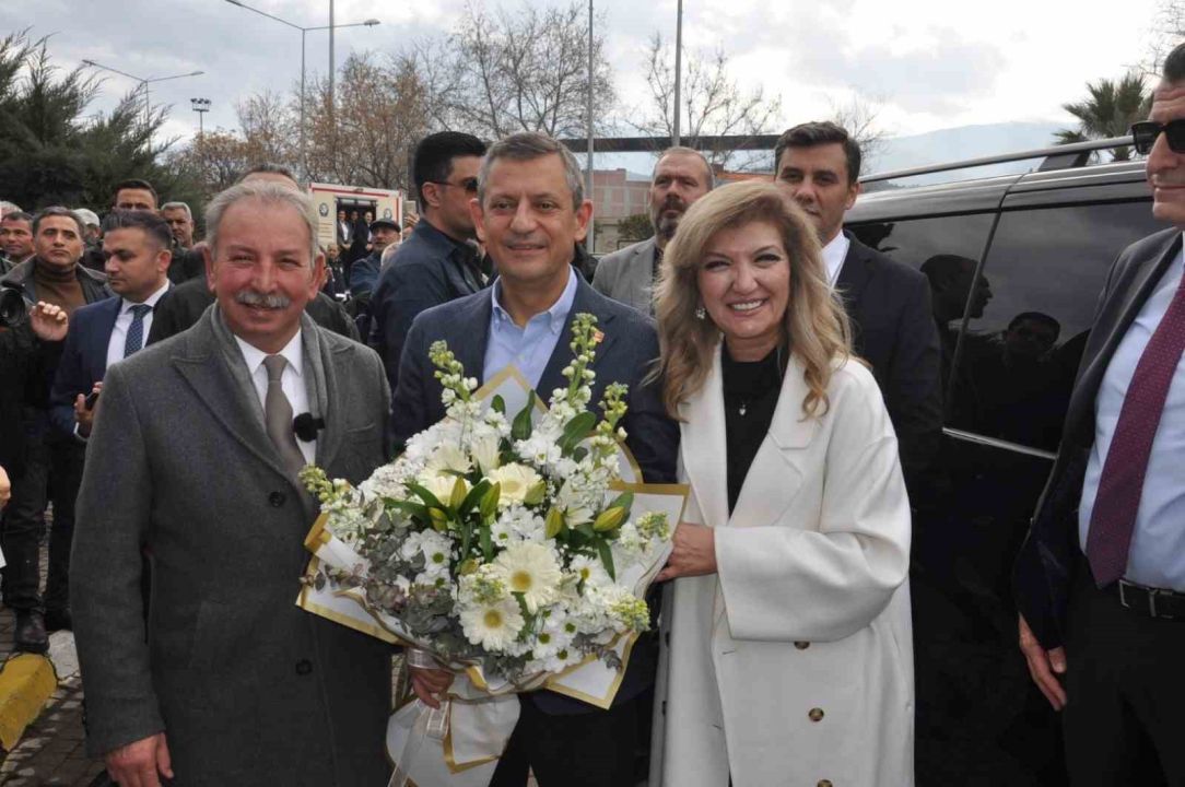 CHP Genel Başkanı Özgür Özel’den Salihli ziyareti