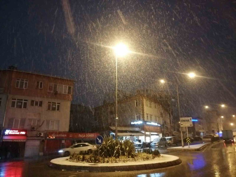 İstanbul’da sabahın erken saatlerinde kar yağışı etkili oldu