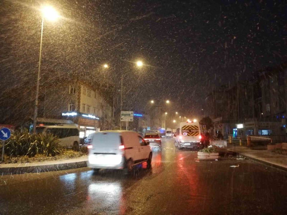 İstanbul’da sabahın erken saatlerinde kar yağışı etkili oldu