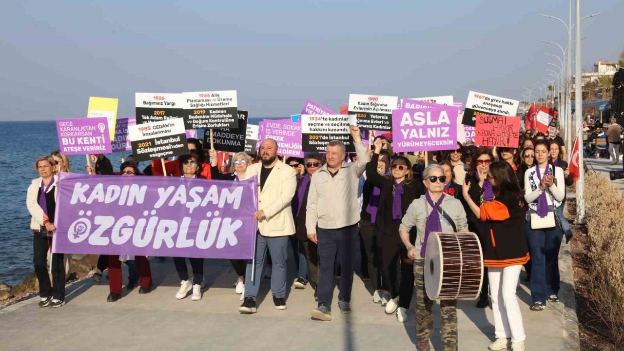 Güzelbahçe’de kadın hakları için tersine yürüyüş düzenlendi