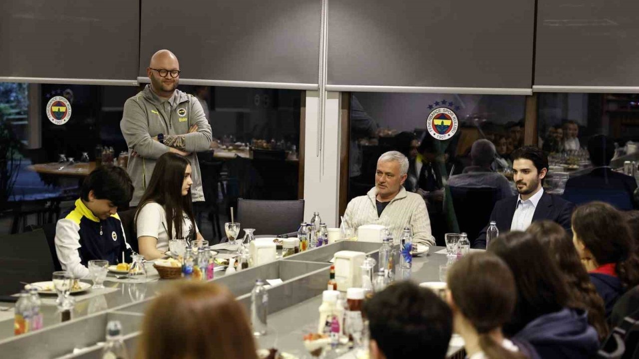 Jose Mourinho, bursiyer çocuklarla iftarda buluştu