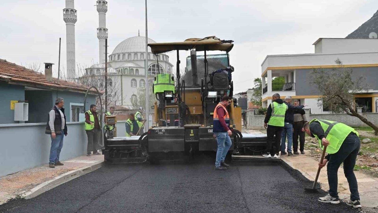 Turgut Özal Mahallesi’nin yollarını yeniliyor