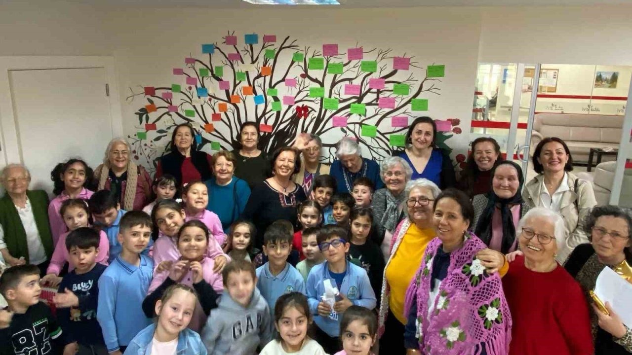 Yaşlıların misafiri olan minikler, bayram geleneğini öğrendi