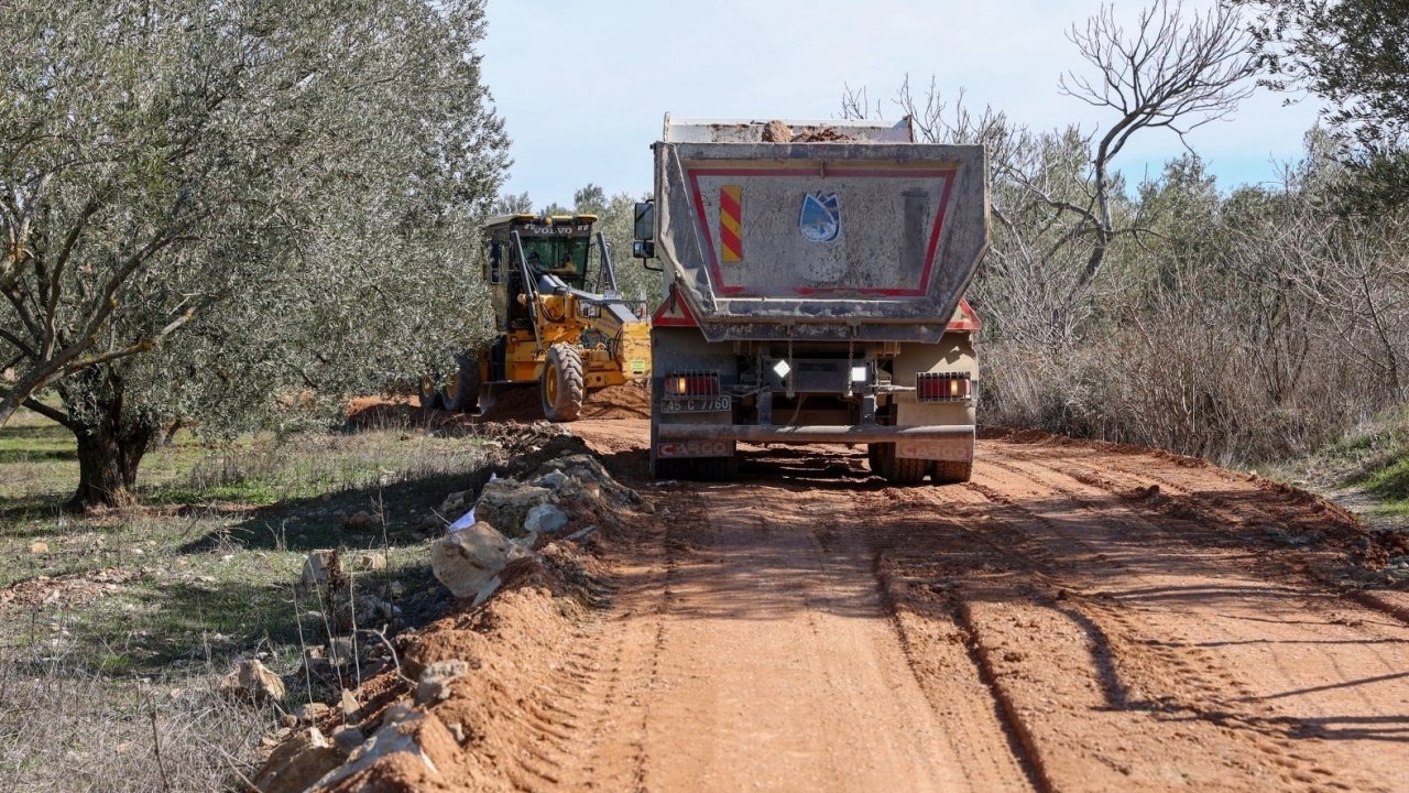 Bozulan ova yolları onarılıyor