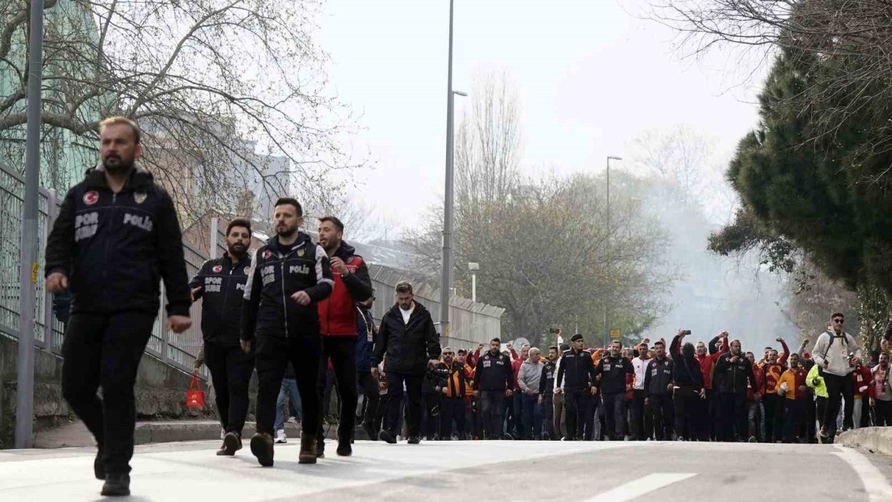 Galatasaray taraftarı, Dolmabahçe’ye geldi