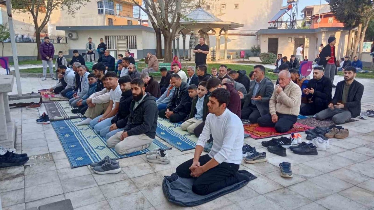 Manisalılar bayram namazında camileri doldurdu