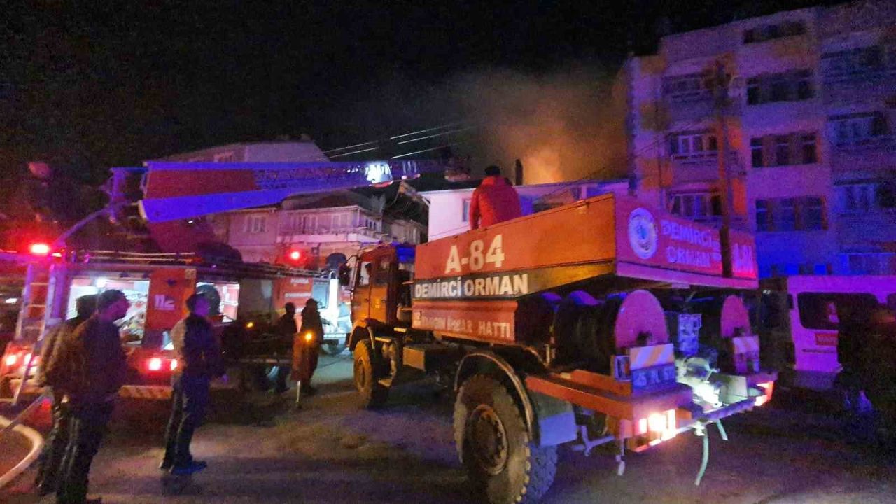 Demirci’de ev yangını... Ekipler seferber oldu