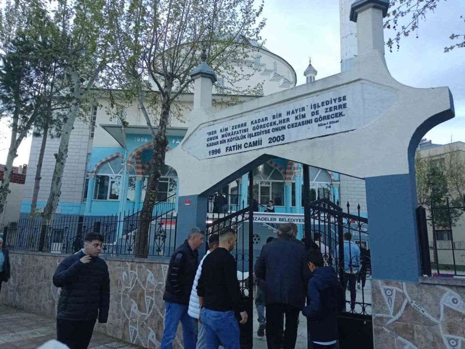 Manisalılar bayram namazında camileri doldurdu