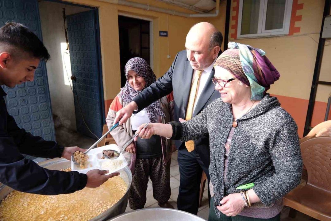 Mahalleli geleneksel bayram yemeğinde buluştu