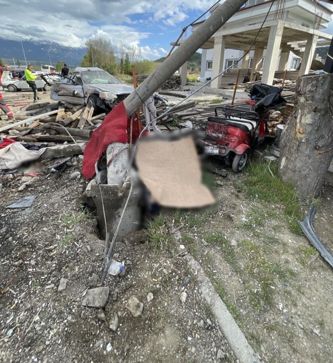 Muğla’da araç önce direğe, sonra duran otomobile çarptı: 4 ölü, 2 ağır yaralı