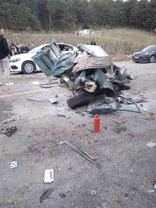 Balıkesir’de feci kaza: 1 ölü, 1’i ağır 10 yaralı
