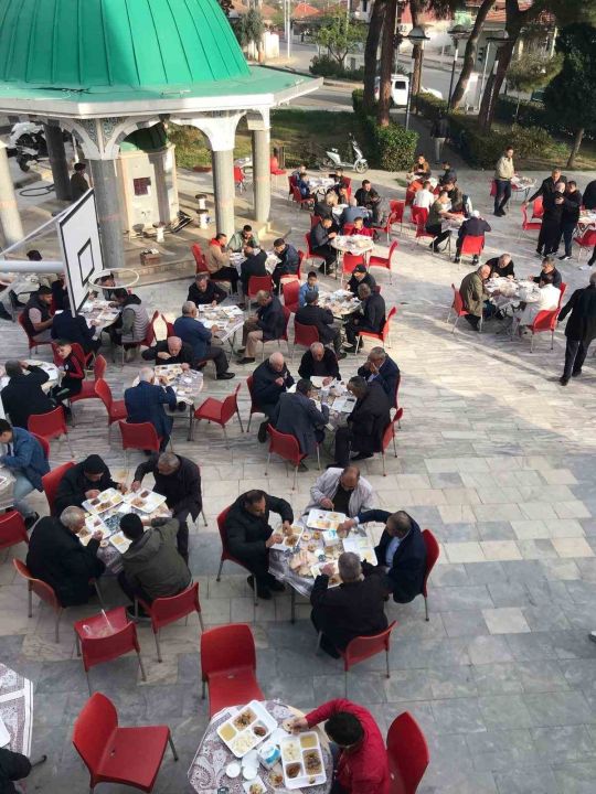 Mahalleli geleneksel bayram yemeğinde buluştu