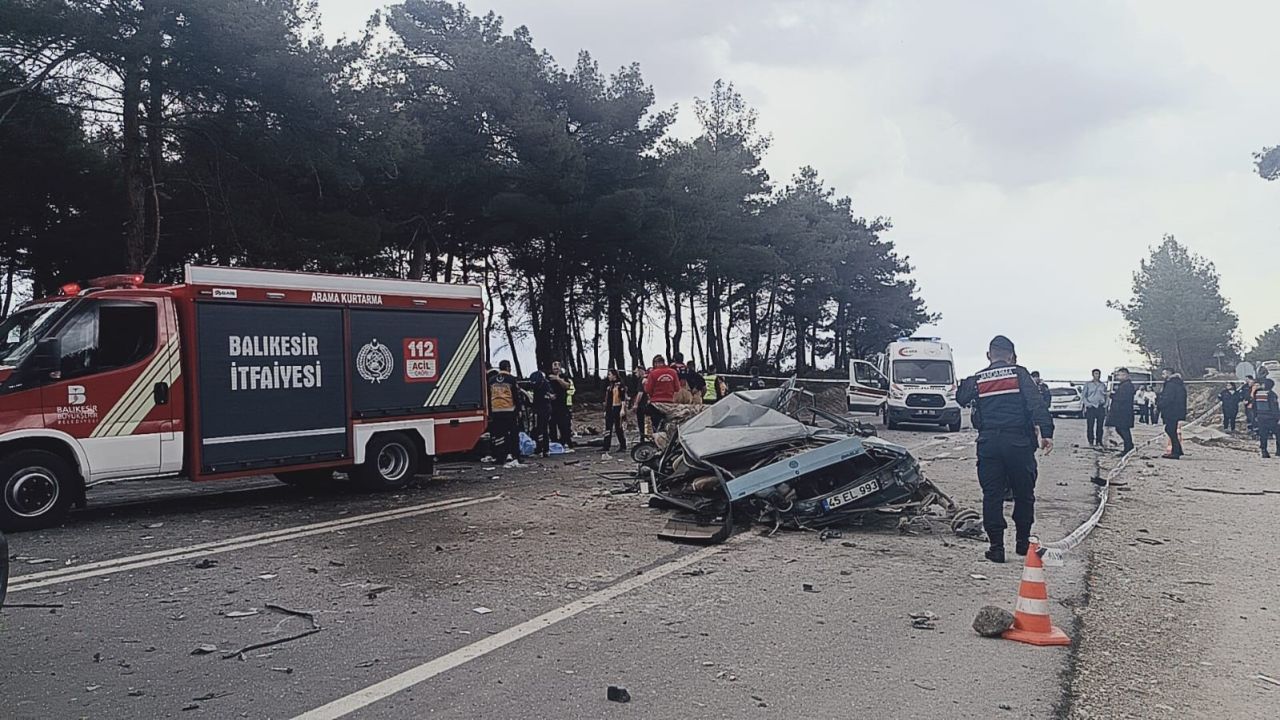 Balıkesir’de feci kaza: 1 ölü, 1’i ağır 10 yaralı