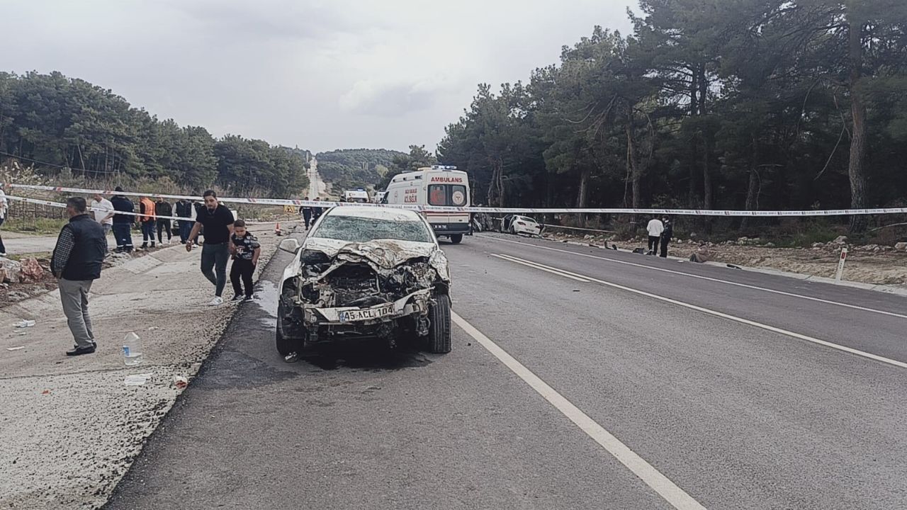 Balıkesir’de feci kaza: 1 ölü, 1’i ağır 10 yaralı