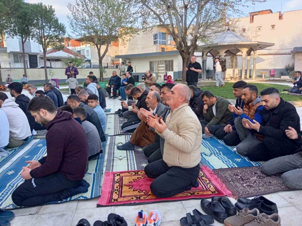 Manisalılar bayram namazında camileri doldurdu