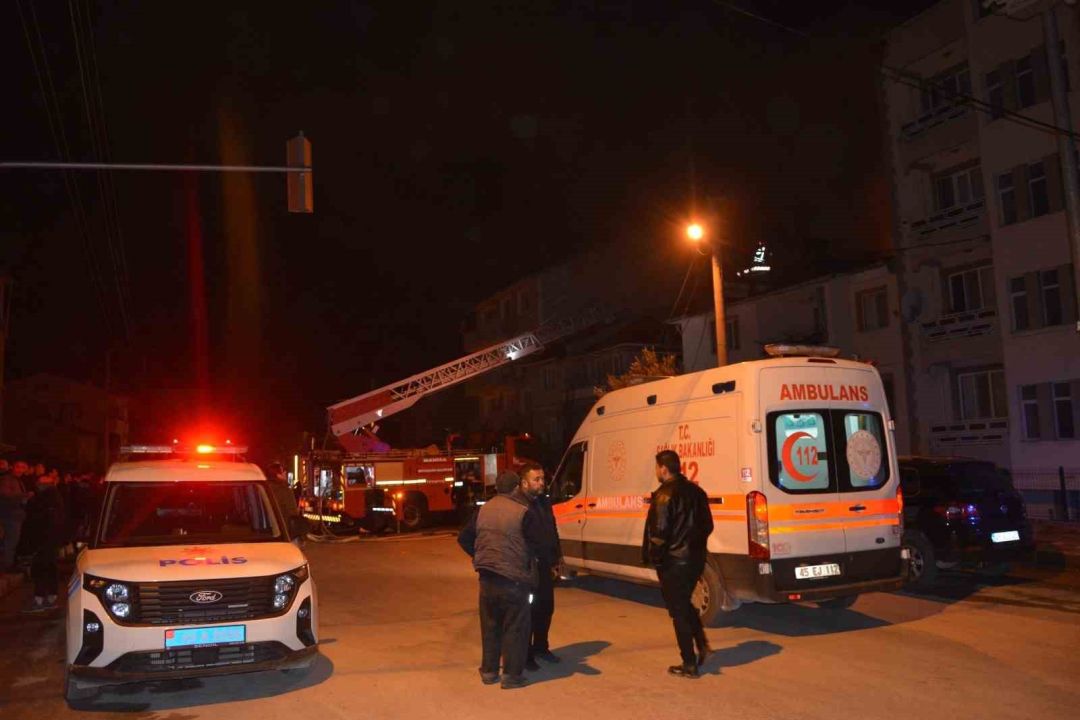 Demirci’de ev yangını... Ekipler seferber oldu