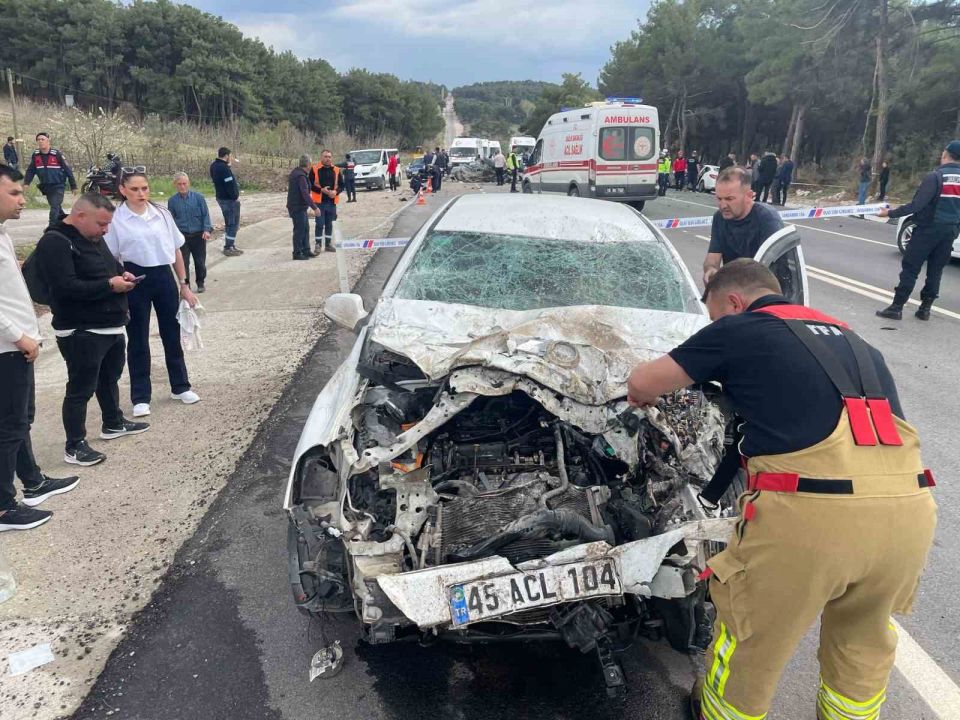 Balıkesir’de feci kaza: 1 ölü, 1’i ağır 10 yaralı