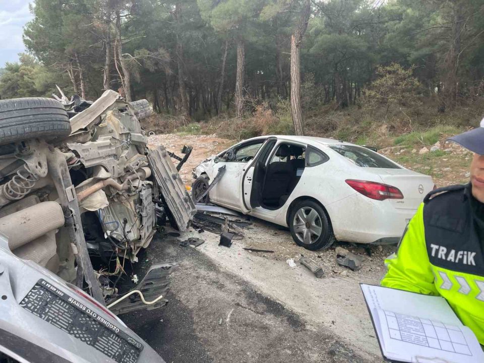Balıkesir’de feci kaza: 1 ölü, 1’i ağır 10 yaralı