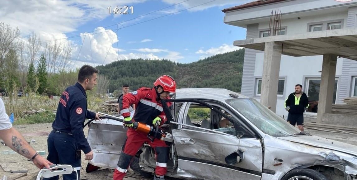 Muğla’da araç önce direğe, sonra duran otomobile çarptı: 4 ölü, 2 ağır yaralı