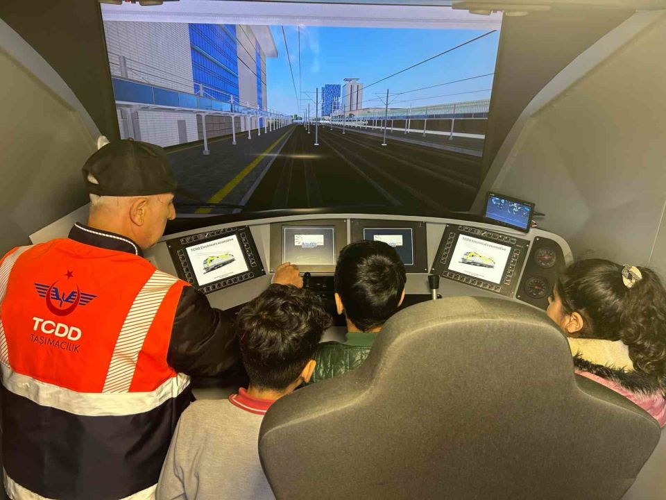 Turgutlu’da öğrenciler makinistliği deneyimledi