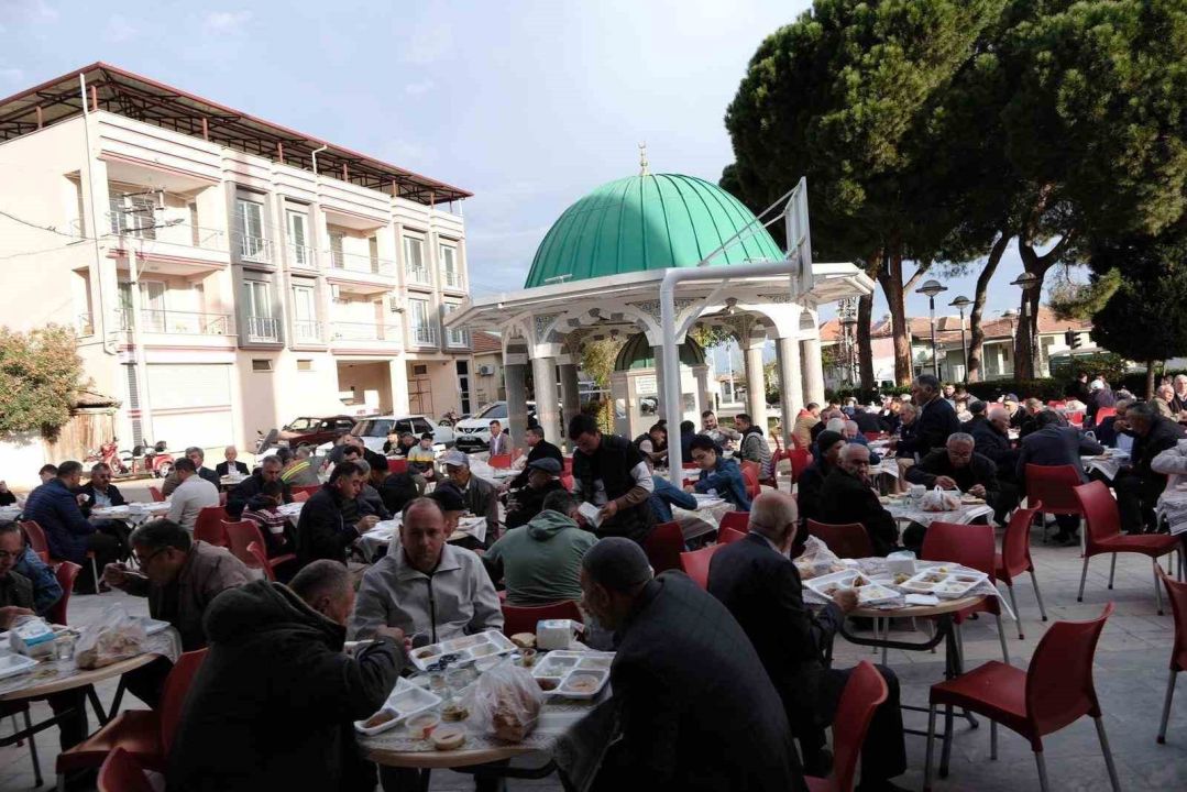 Mahalleli geleneksel bayram yemeğinde buluştu