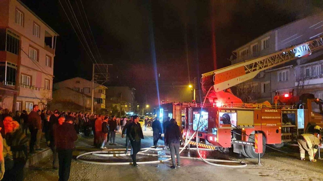 Demirci’de ev yangını... Ekipler seferber oldu