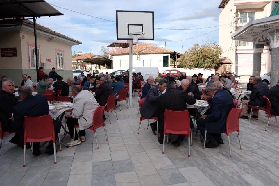 Mahalleli geleneksel bayram yemeğinde buluştu