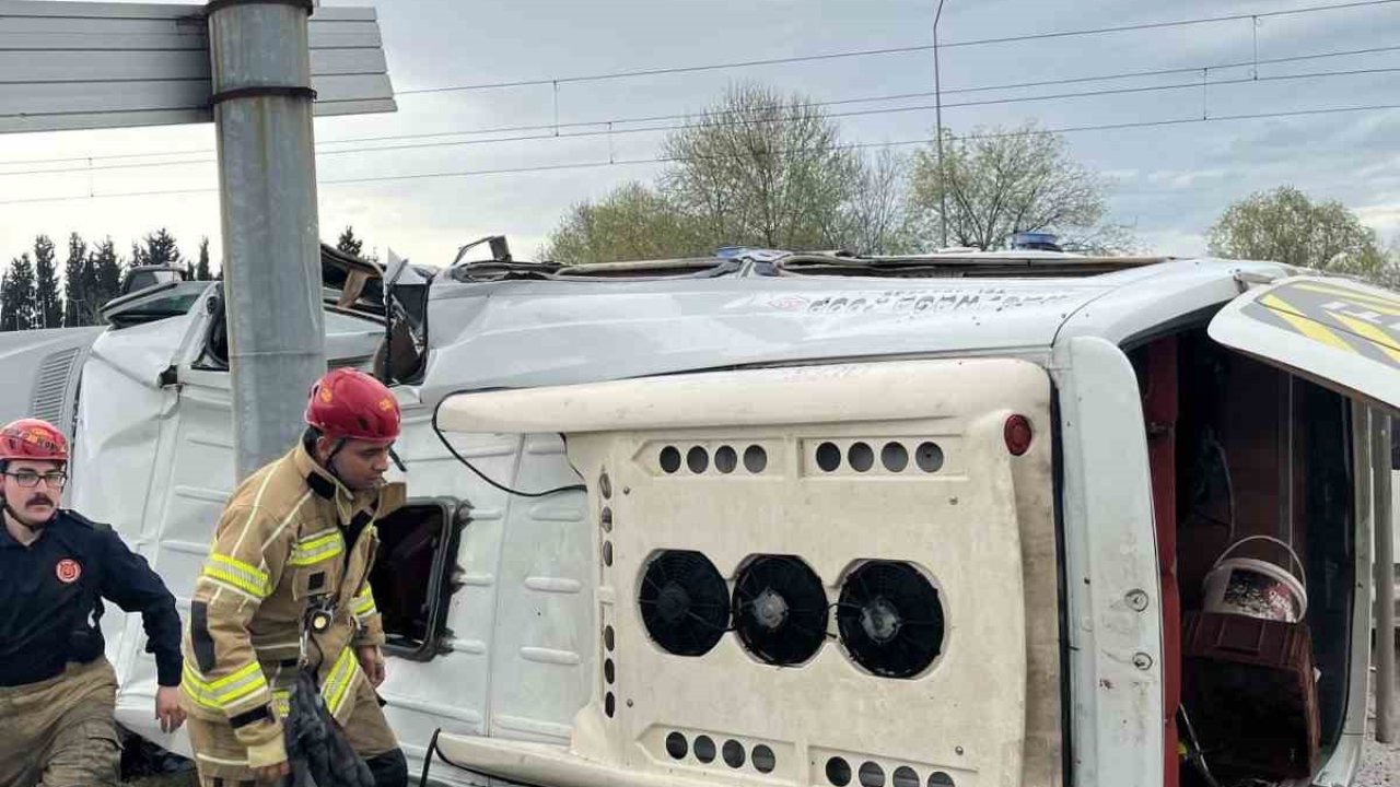 Bursa’da servis aracı bariyerlere çarptı: 6 yaralı