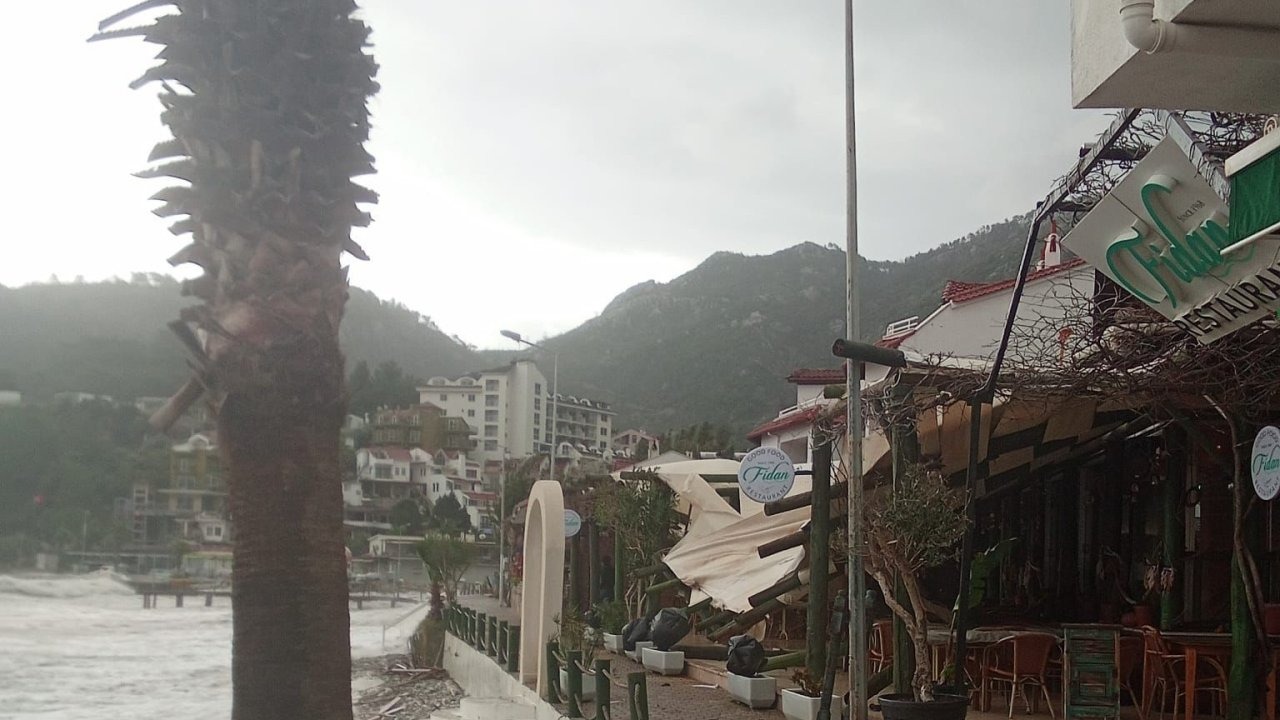 Meteoroloji uyarı vermişti, fırtına etkili oldu: Tekneler kıyıya vurdu, çatılar çöktü!