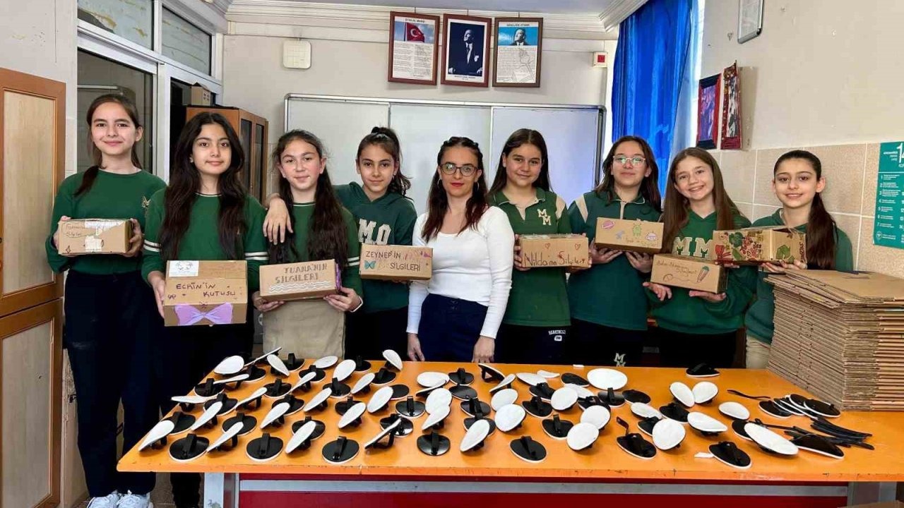 Atık borulardaki keçeler, öğrencilerin ellerinde silgiye dönüşüyor