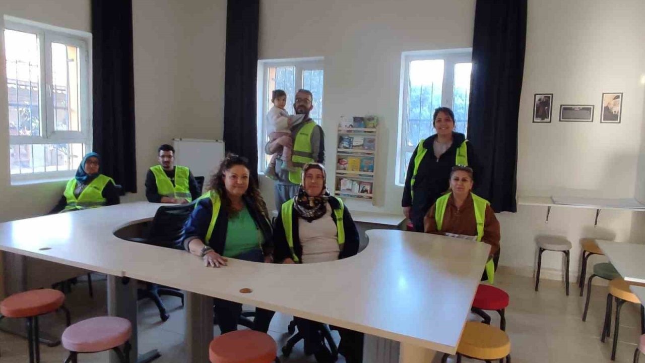 Gönüllü ekip köy okuluna kütüphane kazandırdı