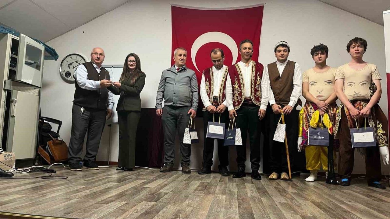 İzmirli öğrenciler geleneksel oyunları Belçika’da sahneledi