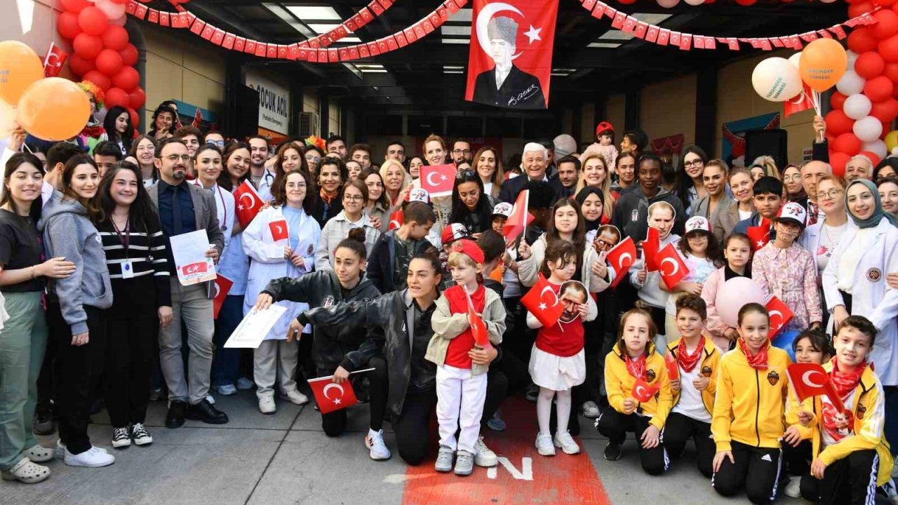 Beşiktaş JK Kadın Futbol Takımı, hastanede tedavi gören çocuklara sürpriz yaptı