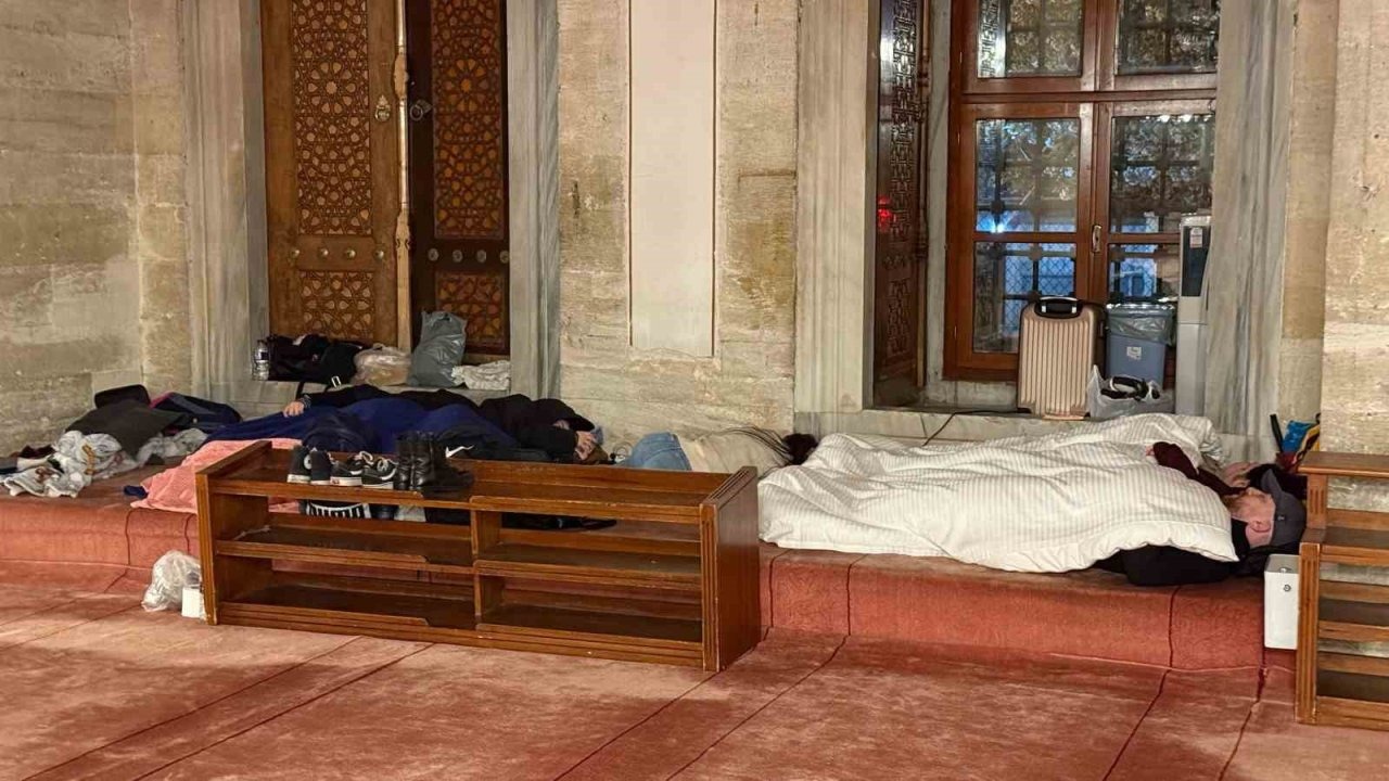İstanbullular geceyi çadırlarda geçirdi