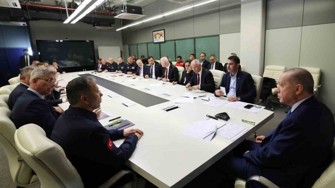 Cumhurbaşkanı Erdoğan, AFAD’daki kriz merkezinde depreme ilişkin bilgi aldı