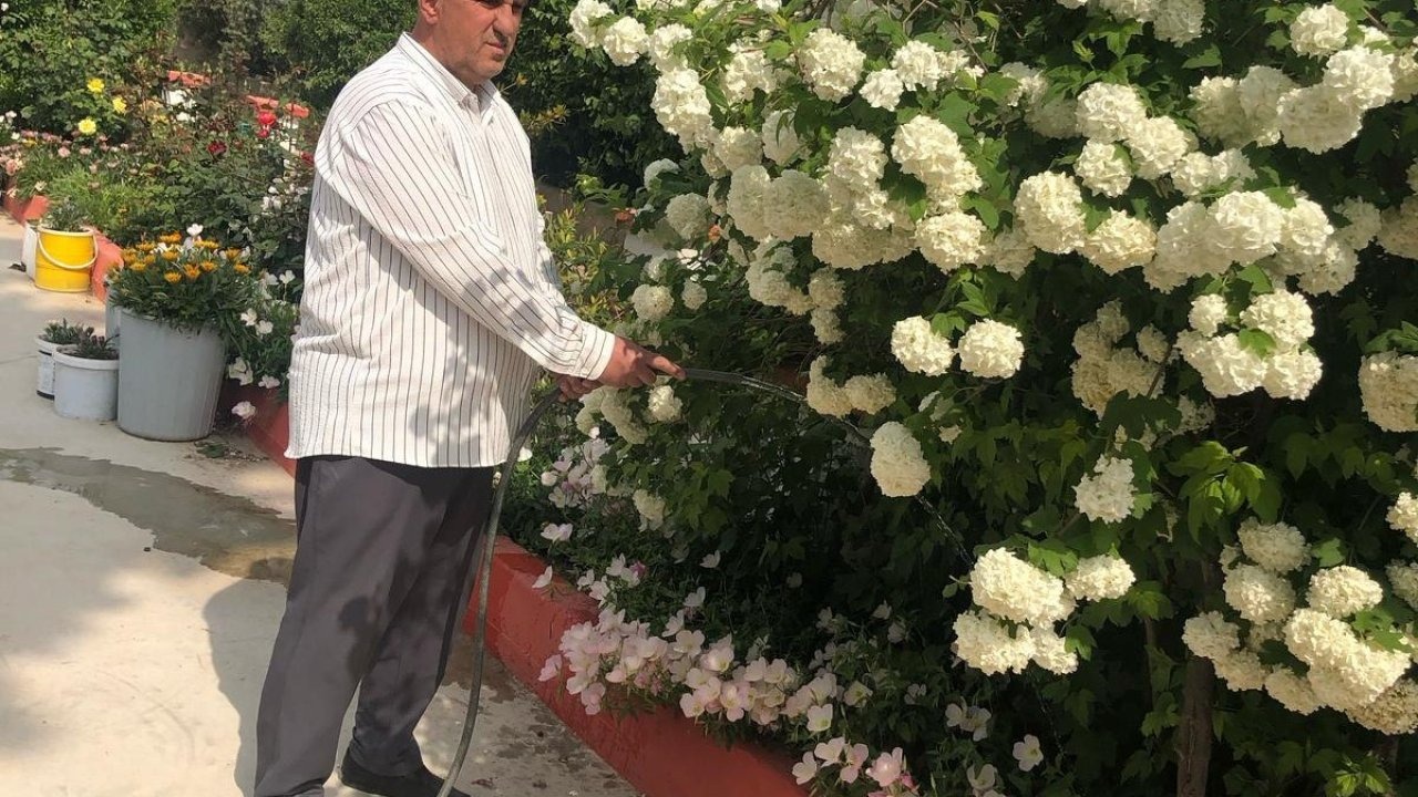 İmam, camiyi çiçek bahçesine çevirdi