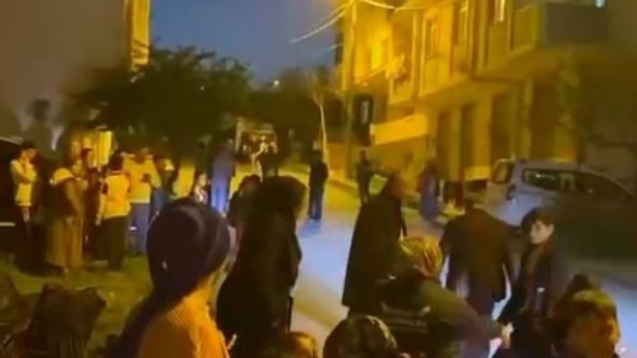 İstanbul’da 4,3 büyüklüğünde deprem: Vatandaşlar sokağa döküldü