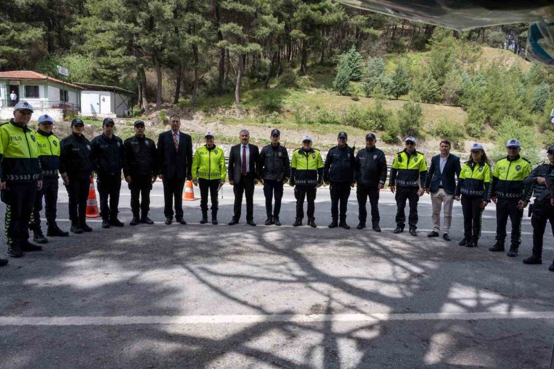 Emniyet Müdürü Aktaş’tan sürücülere şeker ikramı
