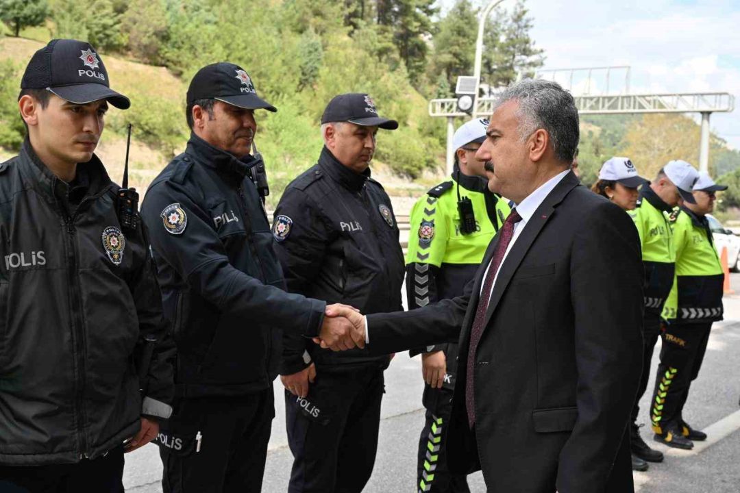 Emniyet Müdürü Aktaş’tan sürücülere şeker ikramı