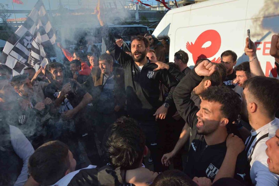Aydınsporlular meydana indi, şampiyonluğu kutladı