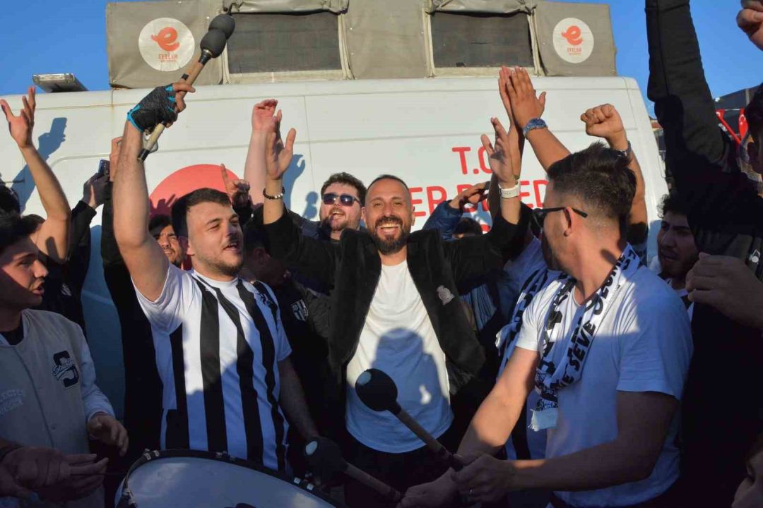 Aydınsporlular meydana indi, şampiyonluğu kutladı