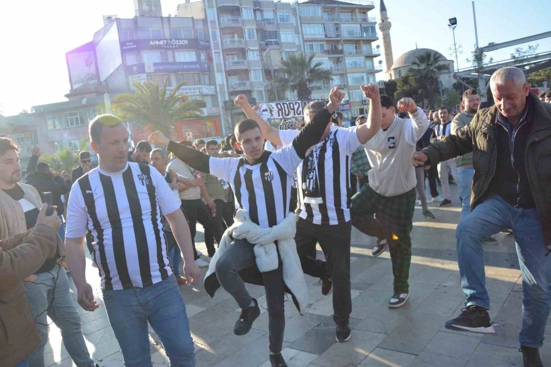 Aydınsporlular meydana indi, şampiyonluğu kutladı