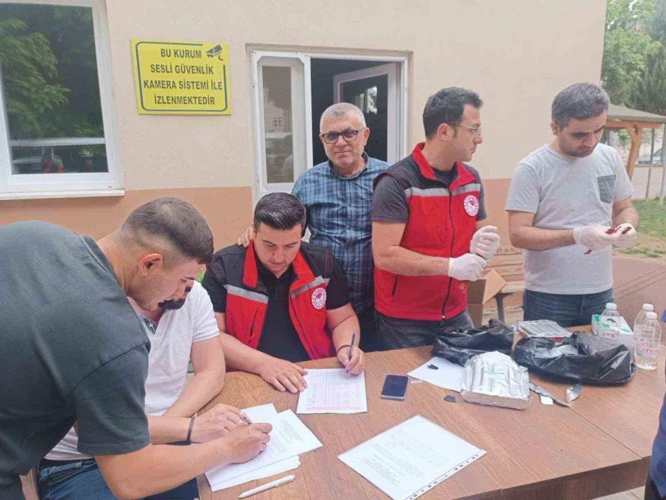 Sarıgöl’de Unlubit zararlısına karşı feromon tuzakları dağıtıldı