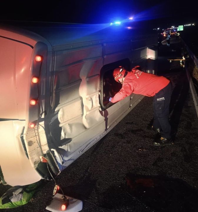 Soma’da servis minibüsü devrildi: 1 ölü, 13 yaralı
