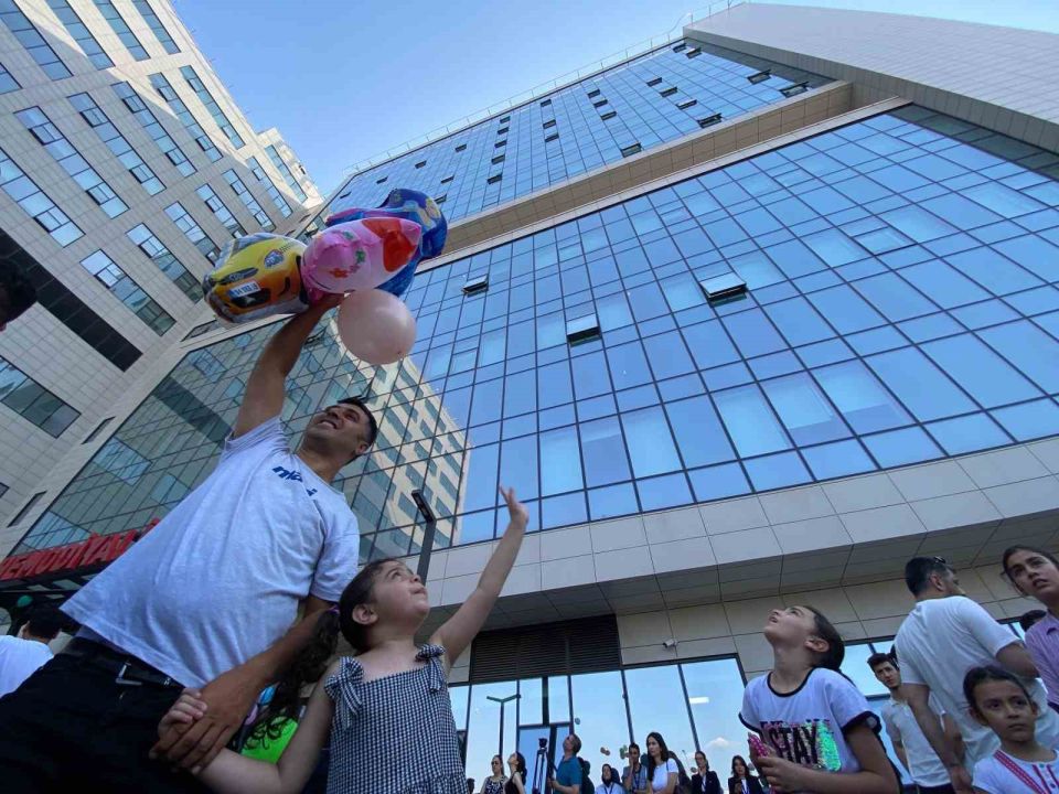 İzmir’de binlerce balon 6 yaşındaki Erhan ve arkadaşları için uçuruldu