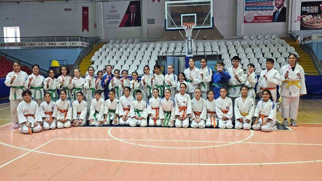 Salihlili minik judocular madalyaya doymuyor