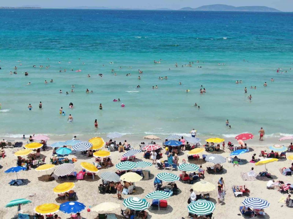Çeşme’de plajlar doldu taştı nüfus 1 milyonu geçti