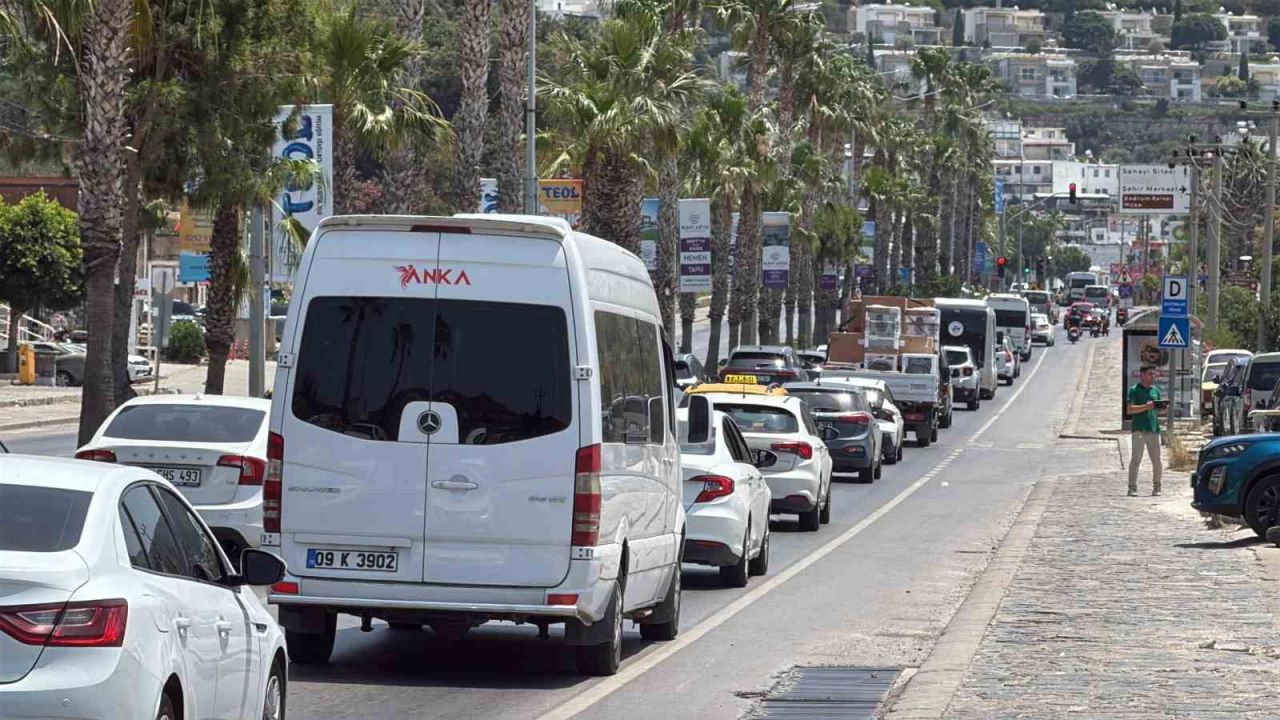 Bodrum’dan bayram dönüşü 24 saatte 15 binden fazla araç çıkış yaptı