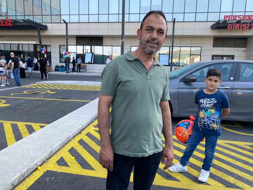 İzmir’de binlerce balon 6 yaşındaki Erhan ve arkadaşları için uçuruldu