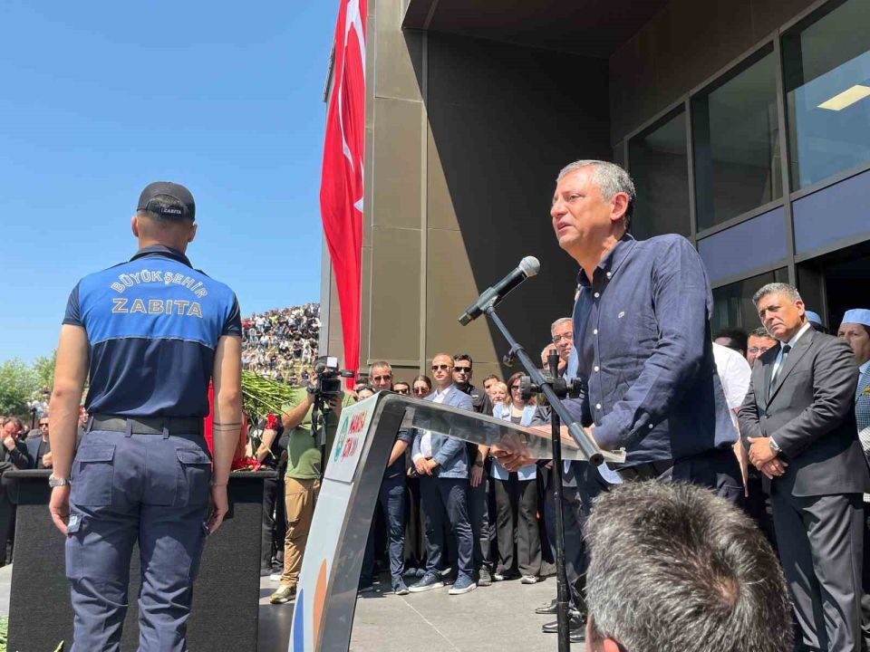 Belediye önüne Başkan Zeyrek’e acı veda
